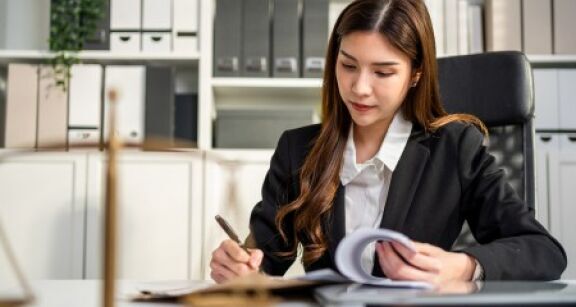 Professionnels du droit : les mesures sp&eacute;cifiques de la loi de finances 2025