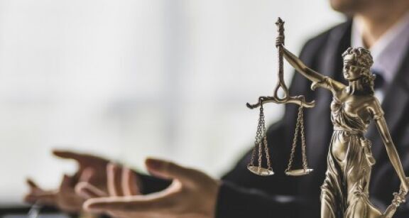Commissaires de justice : le statut des clercs revu et corrig&eacute;