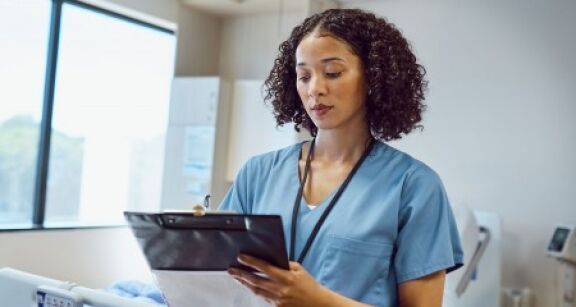 Sant&eacute; et m&eacute;dico-social : comp&eacute;tences &eacute;largies pour les infirmiers en pratique avanc&eacute;e