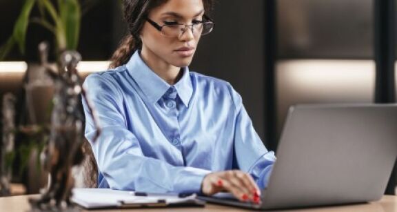 Commissaires de justice, notaires : vers de nouvelles cartes d’installation ?