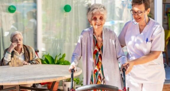 Perte d’autonomie : 700 000 Fran&ccedil;ais suppl&eacute;mentaires concern&eacute;s d’ici 2050