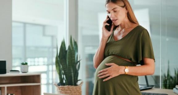 Salariée enceinte : la rupture de sa période d’essai doit être justifiée
