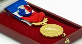Médaille du travail : quelles cotisations sur la gratification associée ?