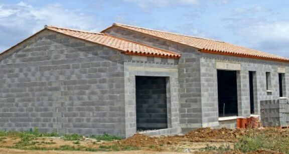 Les permis de construire reculent en juillet mais les mises en chantier rebondissent