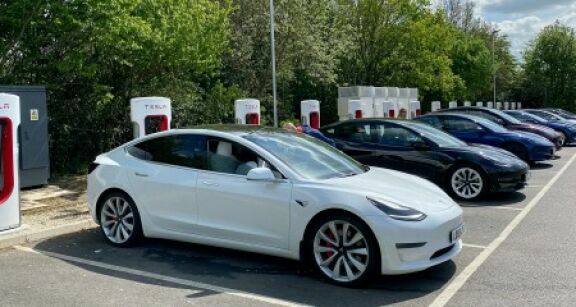 Été 2026 : la voiture électrique s’impose sur les longs trajets
