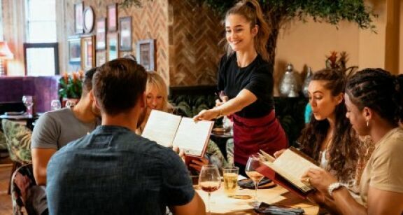 Les Français arbitrent leurs sorties au restaurant