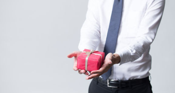Puis-je faire en cours ou en fin d'ann&eacute;e des cadeaux &agrave; mes employ&eacute;s ?