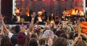 Organisation d’un festival par une association et qualit&eacute; de commer&ccedil;ant