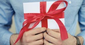 Cadeaux et bons d’achat attribu&eacute;s aux salari&eacute;s : quel montant ne pas d&eacute;passer ?