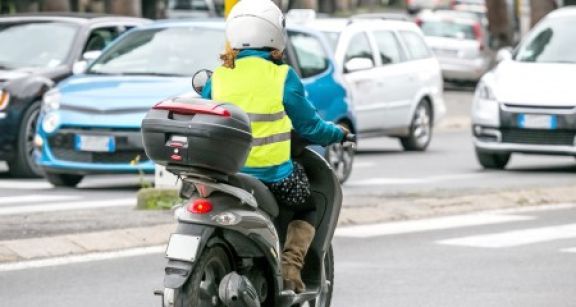 Le gilet jaune bient&ocirc;t obligatoire pour les livreurs &agrave; deux-roues motoris&eacute;s !