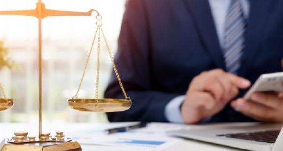 D&eacute;faut de d&eacute;p&ocirc;t des comptes : qui doit payer l’astreinte ?