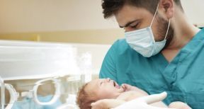 Un cong&eacute; de paternit&eacute; plus long en cas d’hospitalisation de l’enfant