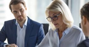 D&eacute;c&egrave;s d’un associ&eacute; d’une SARL : son conjoint devient-il associ&eacute; ?