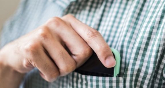 T&eacute;l&eacute;phones portables : trop pr&egrave;s du corps, certains appareils peuvent &ecirc;tre nocifs !