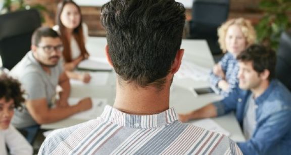 Qui peut licencier le directeur d’une association ?