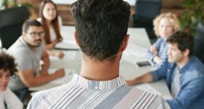 Qui peut licencier le directeur d’une association ?