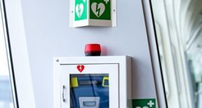 Des d&eacute;fibrillateurs cardiaques dans les lieux recevant du public