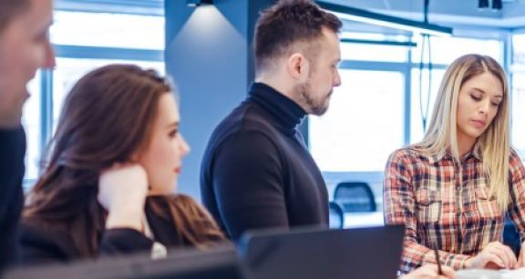 Qui licencie dans le silence des statuts associatifs ?