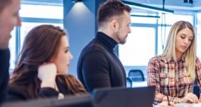 Qui licencie dans le silence des statuts associatifs ?