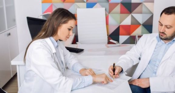 M&eacute;decins : pas de TVA sur les honoraires r&eacute;troc&eacute;d&eacute;s