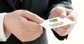 Une entreprise peut-elle avoir plusieurs noms commerciaux et enseignes ?