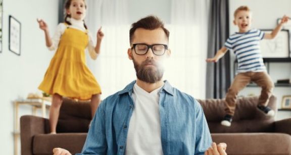Covid-19 : un arr&ecirc;t de travail pour les non-salari&eacute;s devant garder leur enfant