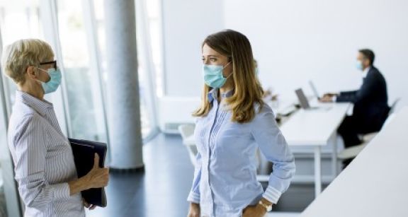 Un port du masque renforc&eacute; dans les entreprises touch&eacute;es par le couvre-feu