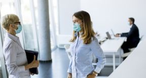 Un port du masque renforc&eacute; dans les entreprises touch&eacute;es par le couvre-feu