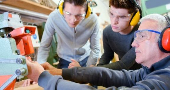 Contrats en alternance : les aides exceptionnelles reconduites pour un mois