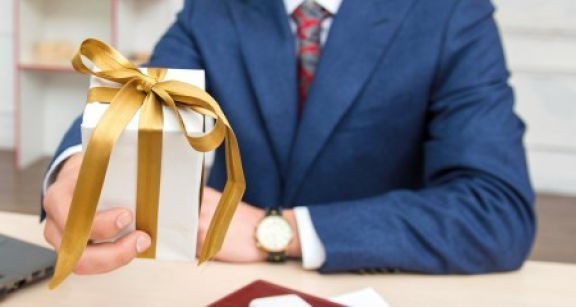 Cadeaux d’affaires de fin d’ann&eacute;e : quelle fiscalit&eacute; ?