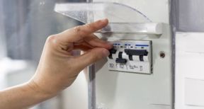 Entreprises et commerces ferm&eacute;s : report de paiement des factures d’&eacute;nergie