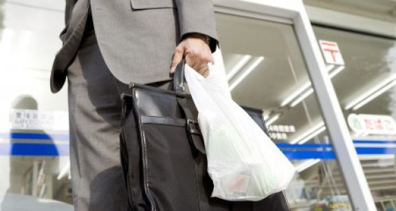 Les sacs en plastique de caisse : interdits ou pas ?