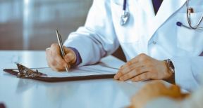 Une visite m&eacute;dicale de fin de carri&egrave;re en cas de poste &agrave; risque