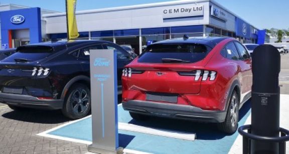 V&eacute;hicules &eacute;lectriques : la grogne monte sur les aides r&eacute;serv&eacute;es aux constructeurs am&eacute;ricains