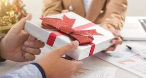 Cadeaux et bons d’achat : 171 € par salari&eacute; en 2022