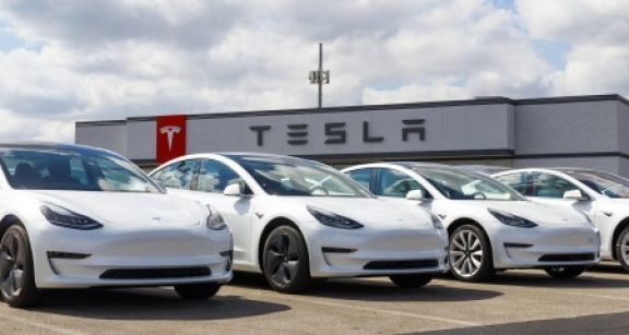 Tesla est parvenu &agrave; livrer pr&egrave;s d’un million de v&eacute;hicules en 2021