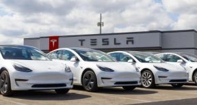 Tesla est parvenu &agrave; livrer pr&egrave;s d’un million de v&eacute;hicules en 2021