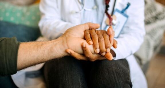 Professionnels de sant&eacute; : un 5 plan national des soins palliatifs tourn&eacute; vers la ville