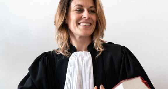 Avocats : interdiction de porter des signes distinctifs sur la robe