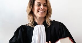 Avocats : interdiction de porter des signes distinctifs sur la robe