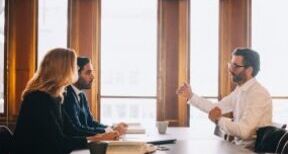 Commissaires de justice : pr&eacute;cisions sur l’exercice de la profession en soci&eacute;t&eacute;
