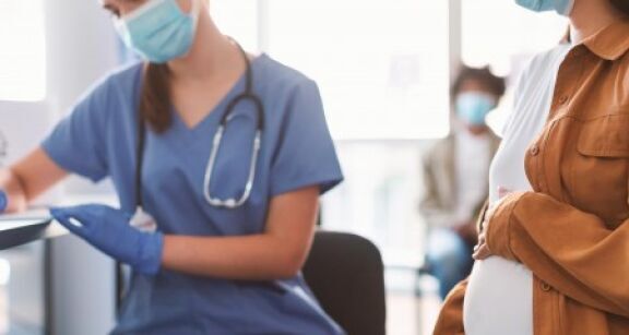 Sages-femmes : de nouvelles pr&eacute;rogatives pour les vaccins