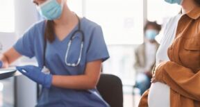 Sages-femmes : de nouvelles pr&eacute;rogatives pour les vaccins