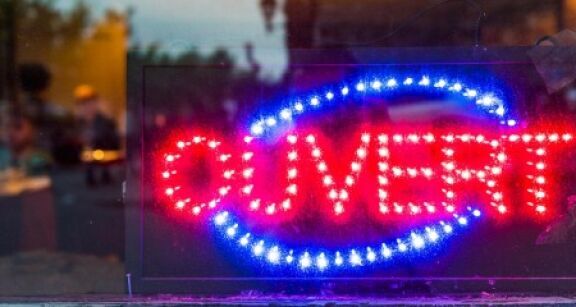 Extinction des publicit&eacute;s lumineuses en cas de forte tension du syst&egrave;me &eacute;lectrique
