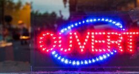 Extinction des publicit&eacute;s lumineuses en cas de forte tension du syst&egrave;me &eacute;lectrique