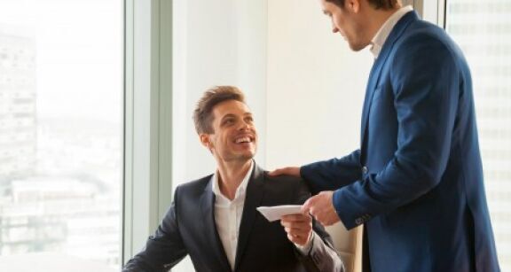 Cadeaux et bons d’achat offerts aux salari&eacute;s : les limites 2023