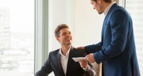 Cadeaux et bons d’achat offerts aux salari&eacute;s : les limites 2023