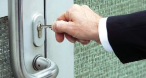 Fermeture estivale de l’entreprise : anticipez vos obligations fiscales et sociales !