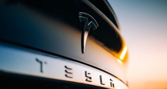 Tesla revoit une nouvelle fois ses prix &agrave; la baisse