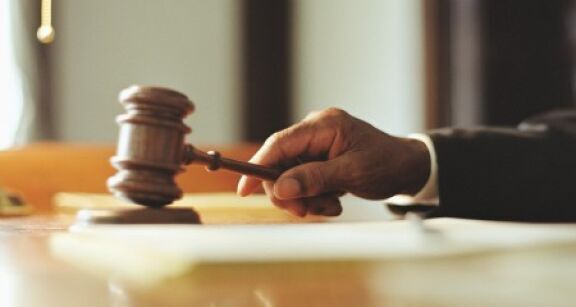 Professionnels du droit : exercice sous forme de soci&eacute;t&eacute; commerciale